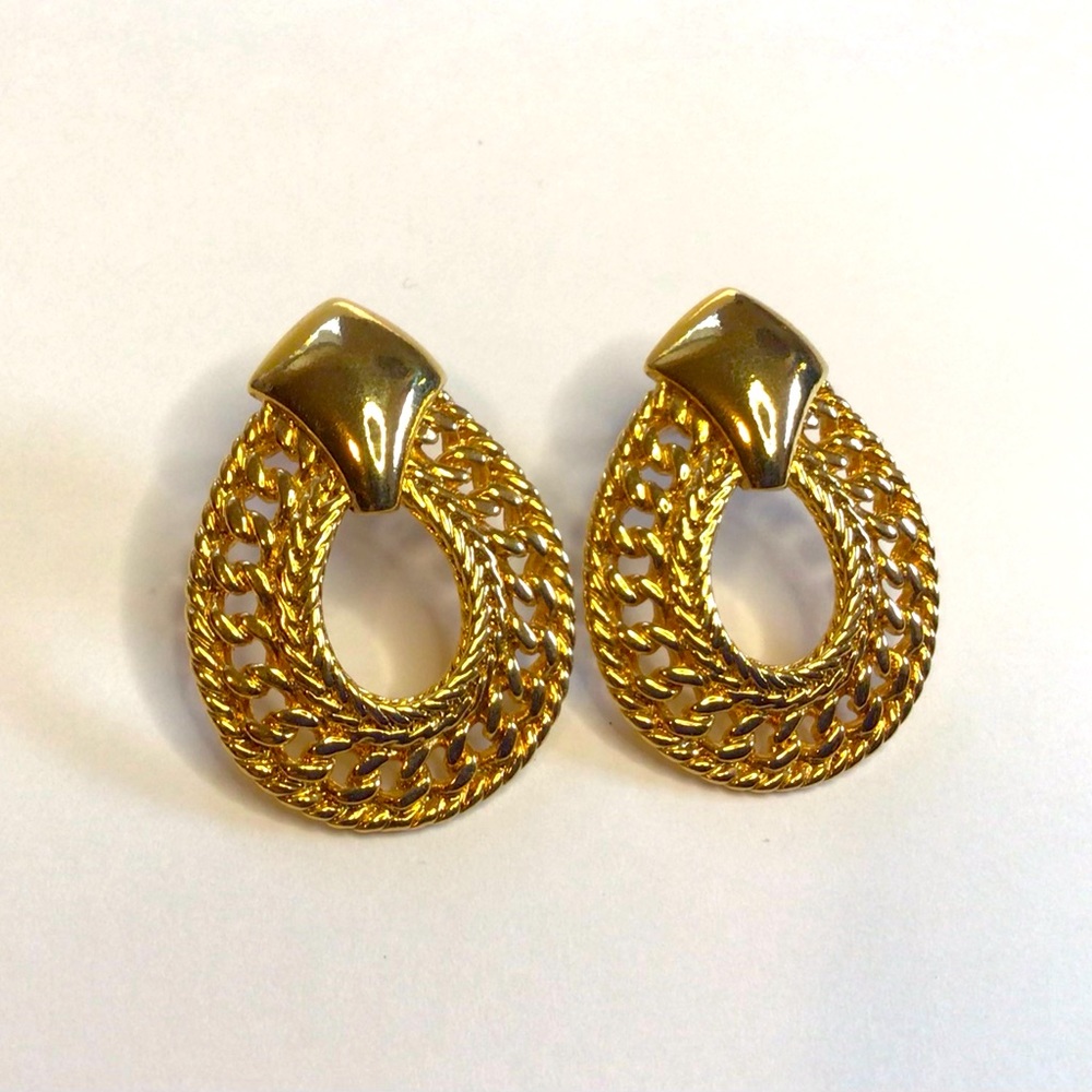 Stunning Vintage Avon Large Gold Tone Filigree Teardrop Pierced Earrings.